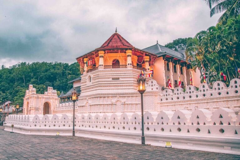 Dalada Maligawa, Kandy in Sri Lanka – Private Tour with GoCeylon Taxi, Your Trysted Sri Lanka Taxi Service